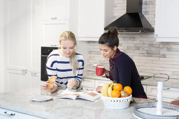 Dwie dziewczyny, przygotowując śniadanie w kuchni — Zdjęcie stockowe