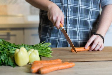 yakışıklı adam yemek 