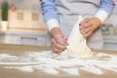 Mutfakta yemek pişiren kadın.