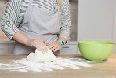 Mutfakta yemek pişiren kadın.