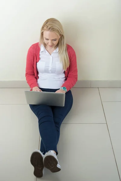 Щаслива молода жінка використовує ноутбук — стокове фото