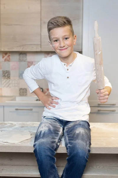 Kisfiú, világos konyha — Stock Fotó