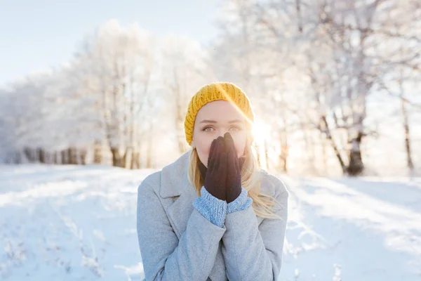 Téli mosolygó fiatal nő portréja — Stock Fotó