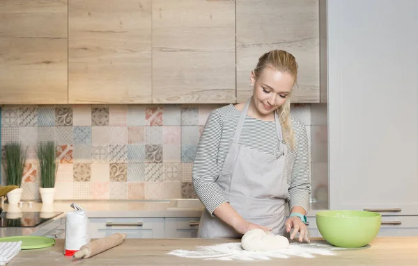 Femme cuisine dans la cuisine — Photo