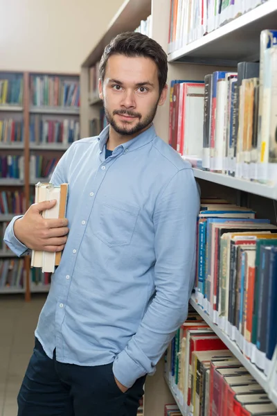 Casual man op bibliotheek — Stockfoto