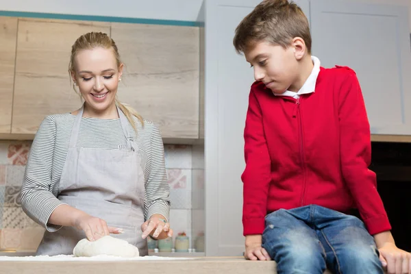 Moeder en kind in keuken — Stockfoto