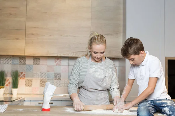 Mãe cozinhar com seu filho — Fotografia de Stock