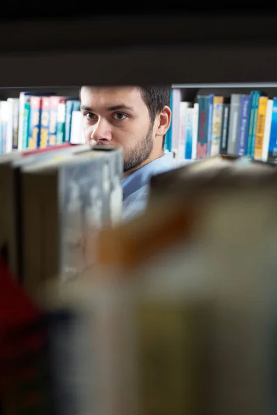 Casual man zoeken boek — Stockfoto