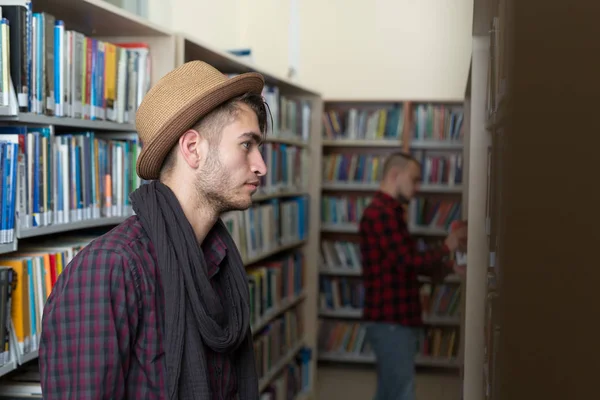 Casual män på bibliotek — Stockfoto
