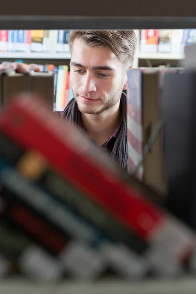 Casual man op bibliotheek — Stockfoto