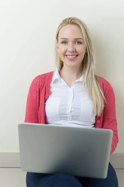 Boldog fiatal nő használ laptop — Stock Fotó