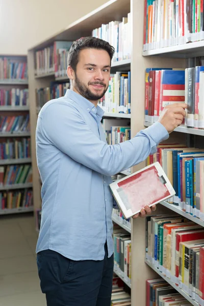 Homem casual na biblioteca — Fotografia de Stock