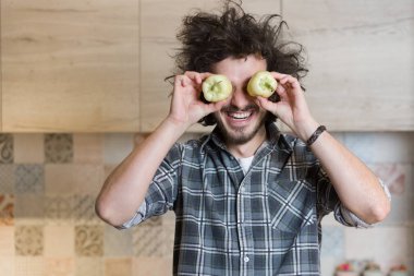 Yakışıklı adam mutfakta yemek