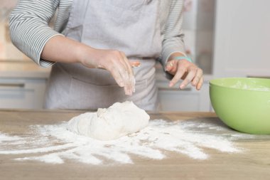 Mutfakta yemek pişiren kadın.