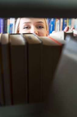 Casual kadın Kütüphanesi'nde