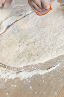 mutfakta yemek çocuk