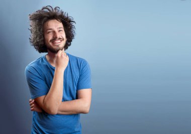 Renkli arka plan üzerinde güzel adam