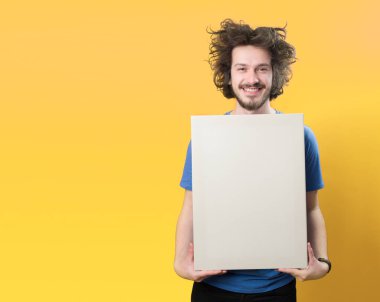 Yakışıklı genç adam.