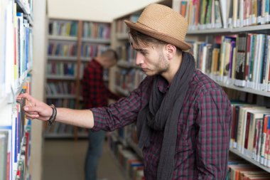 Casual adam Kütüphanesi'nde