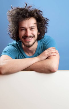 Yakışıklı genç adam.