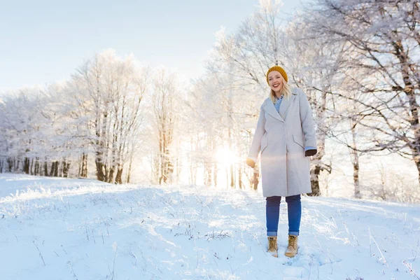 Ritratto invernale di una giovane donna sorridente — Foto Stock