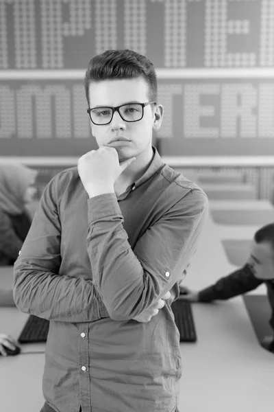 Estudiantes aprendiendo en el aula — Foto de Stock