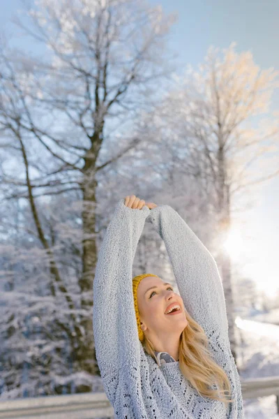 Glad ung kvinna utomhus — Stockfoto