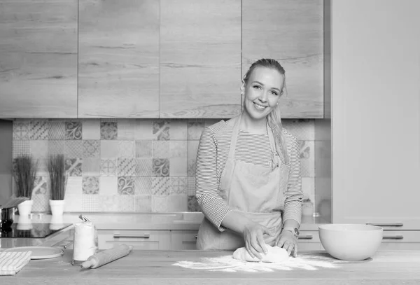 Nő főzés a konyhában — Stock Fotó