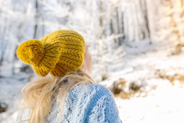 Äventyr kvinna i vinter — Stockfoto