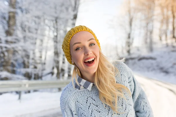 Vinter porträtt av en ung leende kvinna — Stockfoto