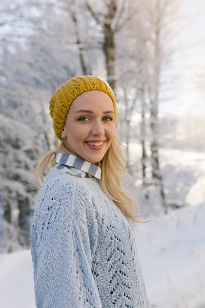 Kvinna i vinter mössa — Stockfoto