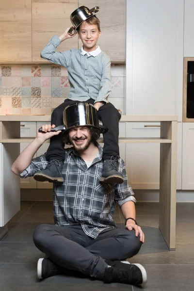 Отец и ребенок с большим удовольствием проводят время на кухне — стоковое фото