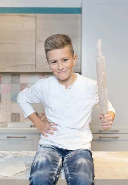 Маленький мальчик на светлой кухне — стоковое фото