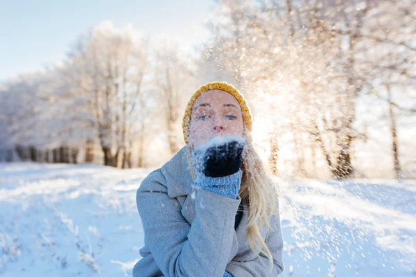 Lány a parkban, télen fúj hópelyhek — Stock Fotó