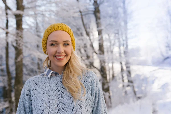 Vinter porträtt av en ung leende kvinna — Stockfoto