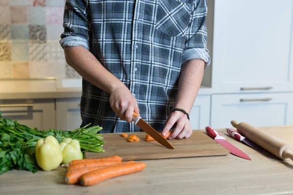 Homem cozinhar na cozinha — Fotografia de Stock