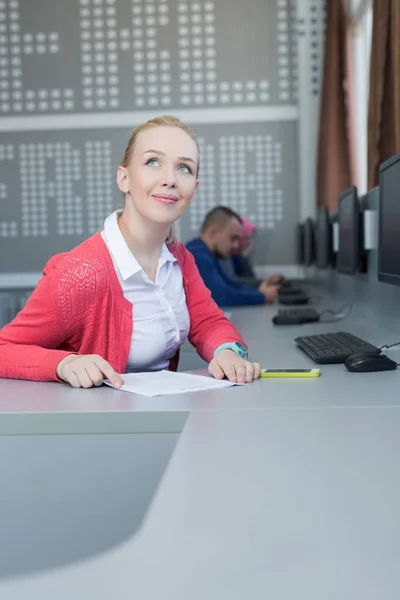 Studerande lär sig i klassrummet — Stockfoto