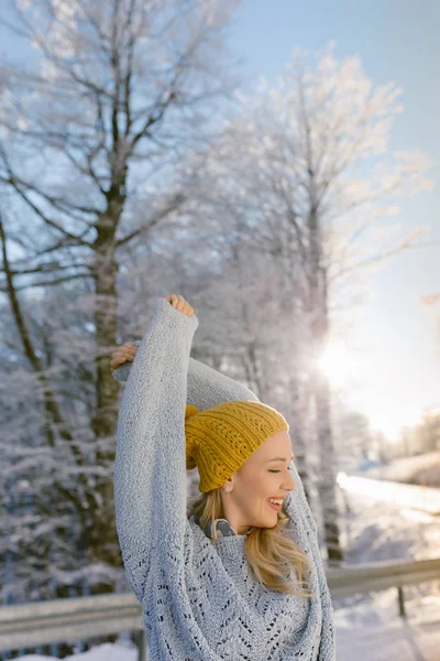 Nő a téli sapka — Stock Fotó