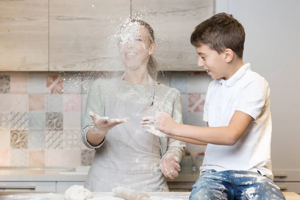 Mãe e filho na cozinha — Fotografia de Stock