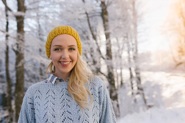 Mujer en sombrero de invierno — Foto de Stock