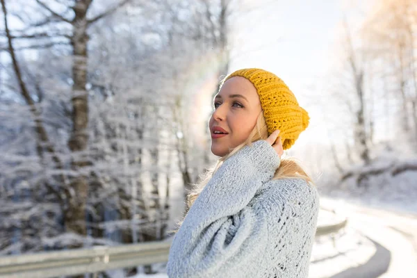 Ung kvinna på winter park — Stockfoto