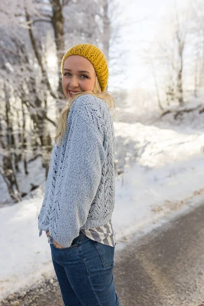 Зимний портрет молодой улыбающейся женщины — стоковое фото