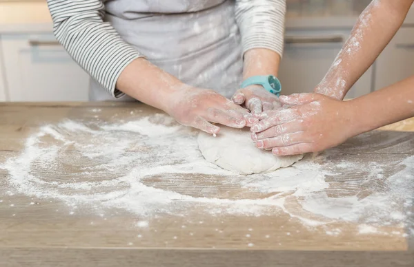 Mãe e filho na cozinha — Fotografia de Stock