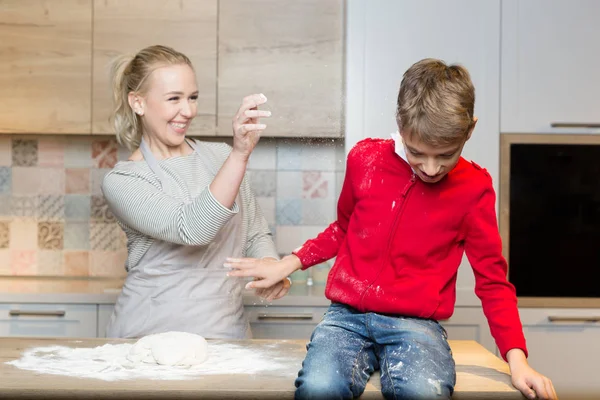 Мать и сын играют на кухне — стоковое фото