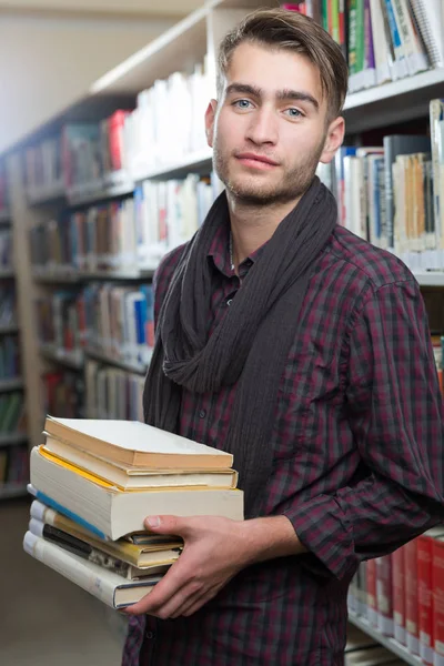 Hombre sosteniendo libros —  Fotos de Stock