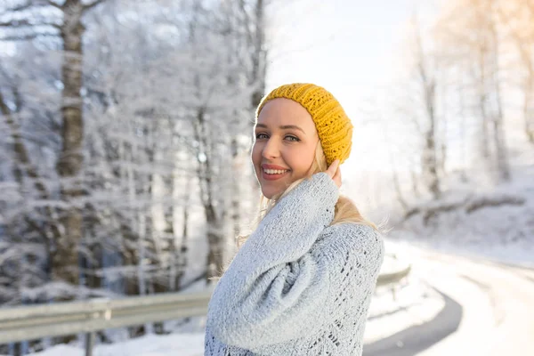 Winter portret van een jonge lachende vrouw — Stockfoto