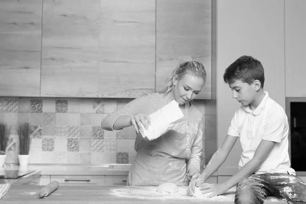 Мать и ребенок на кухне — стоковое фото