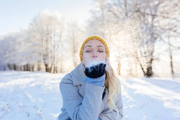Lány a parkban, télen fúj hópelyhek — Stock Fotó