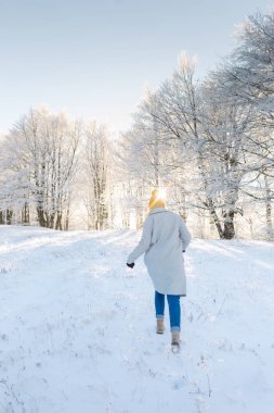 Kışın güzel genç kadın