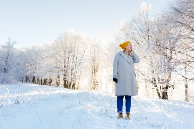 Kışın güzel genç kadın